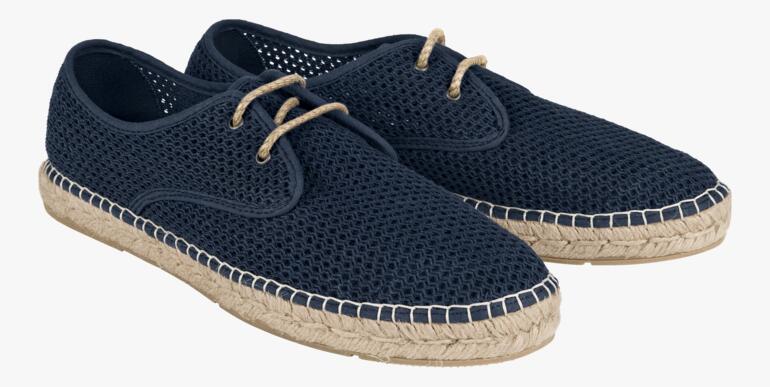 Dunkelblauer Mesh-Sommerschuh mit Jutesohle, seitlicher Ansicht.