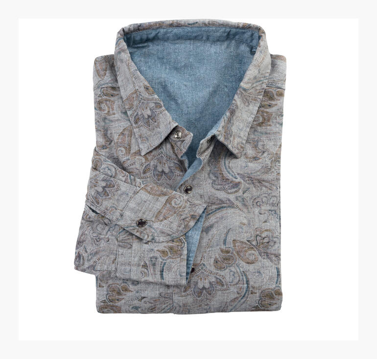 Gefaltetes Paisley-Wendehemd in grau-blauen Farben.