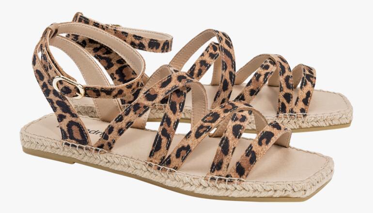 Paare von Riemchen-Sandalen im Leopardenmuster auf einem weißen Hintergrund.