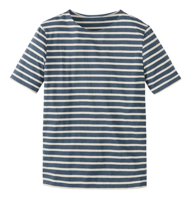 Gestreiftes T-Shirt in Jeansfarben und Ecru auf weißem Hintergrund.