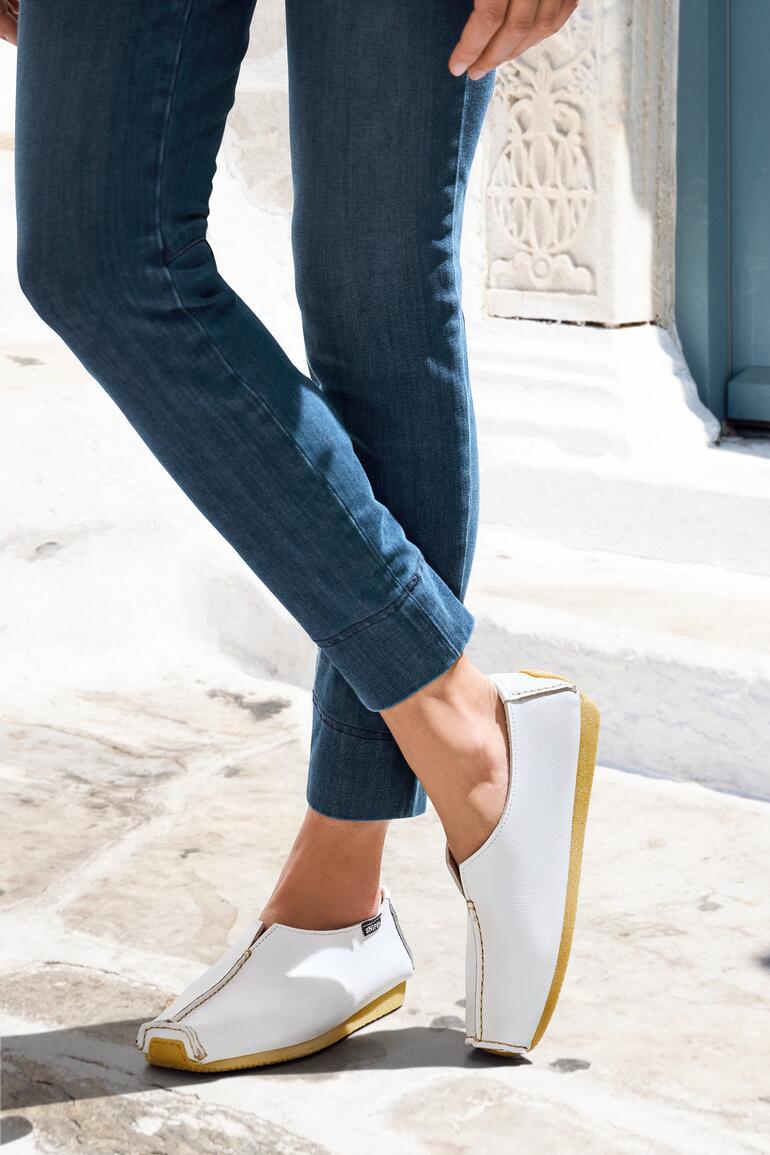 Weiss Weißer Snipe® Bequem-Slipper, getragen mit Jeans