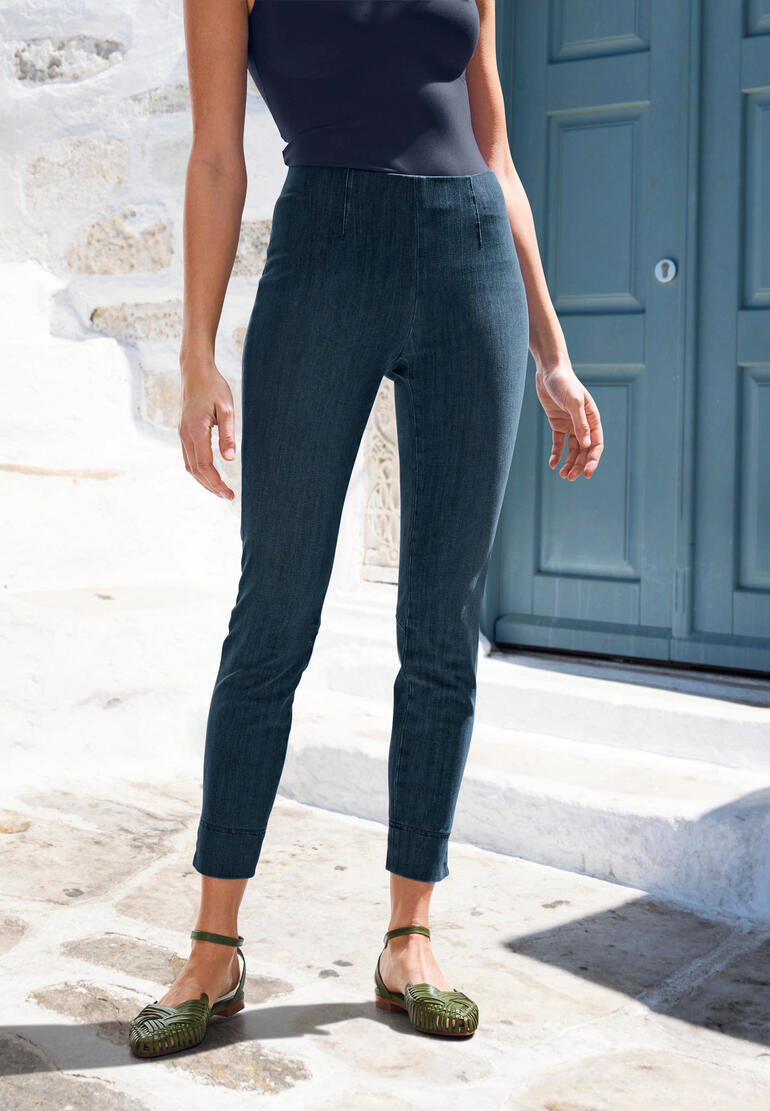Seductive Sabrina Schlupf-Jeans Frau trägt Seductive Sabrina Schlupf-Jeans im Freien.