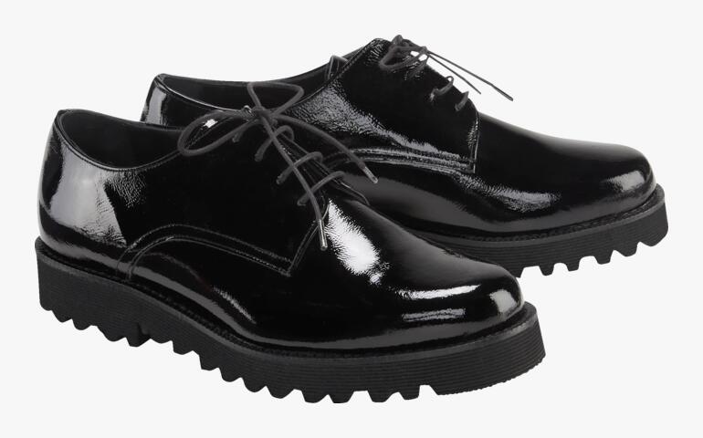 Schwarze Derby-Schuhe aus ultraleichtem Naplak von Casanova, Sicht von vorne.