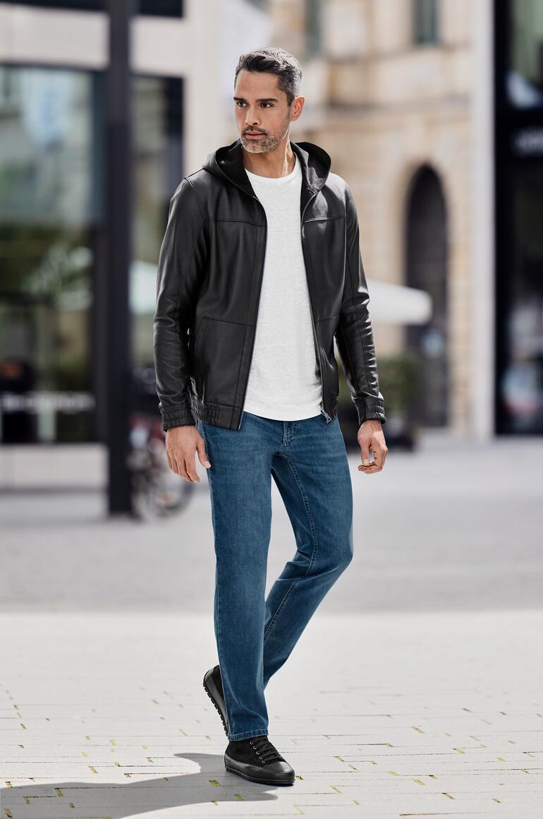 OCONI Wende-Lederhoodie in Schwarz mit Reißverschluss und Kängurutasche.