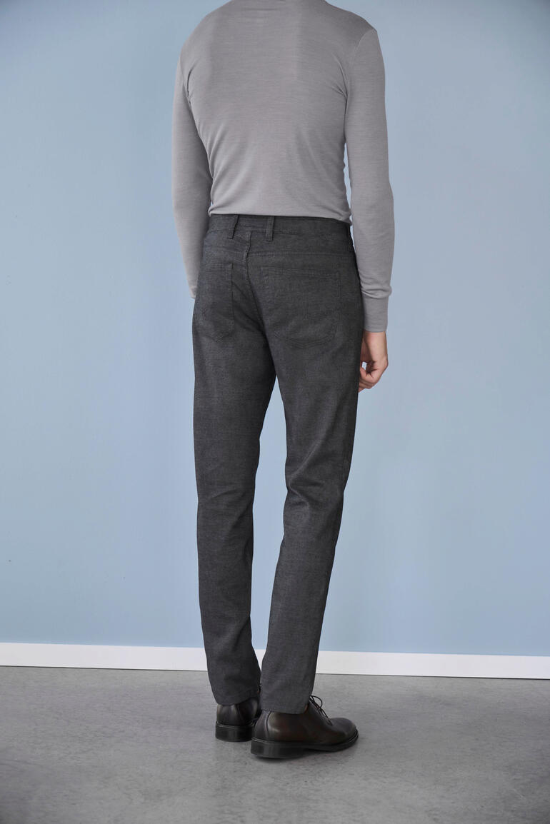 Grau Mann von hinten in gardeur Smart-Casual-Hose, grau.