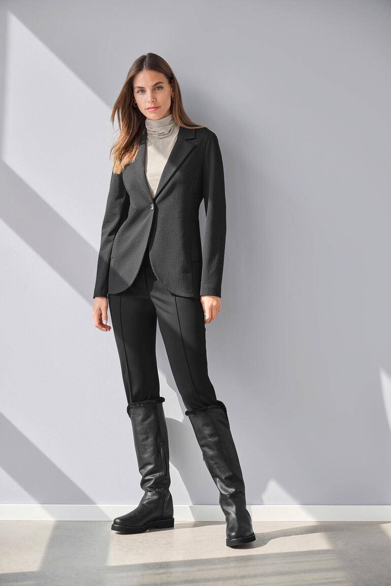 Vicario Cinque Jersey-Pünktchen-Blazer, Model steht an Wand.