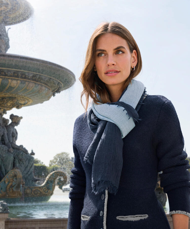Frau mit Dip-Dye-Tencel-Schal vor Springbrunnen