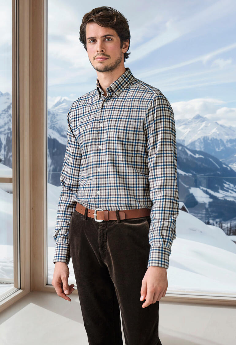 Ingram Woll-Flanellhemd Mann in kariertem Woll-Flanellhemd vor einer Berglandschaft.