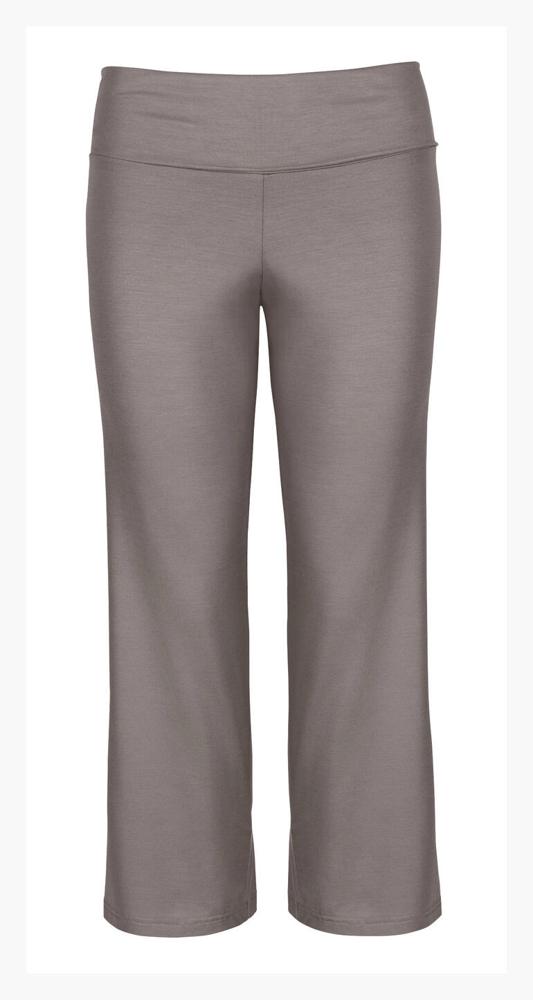 Loungewear Hose in Steingrau, gefaltet auf einem weißen Hintergrund.