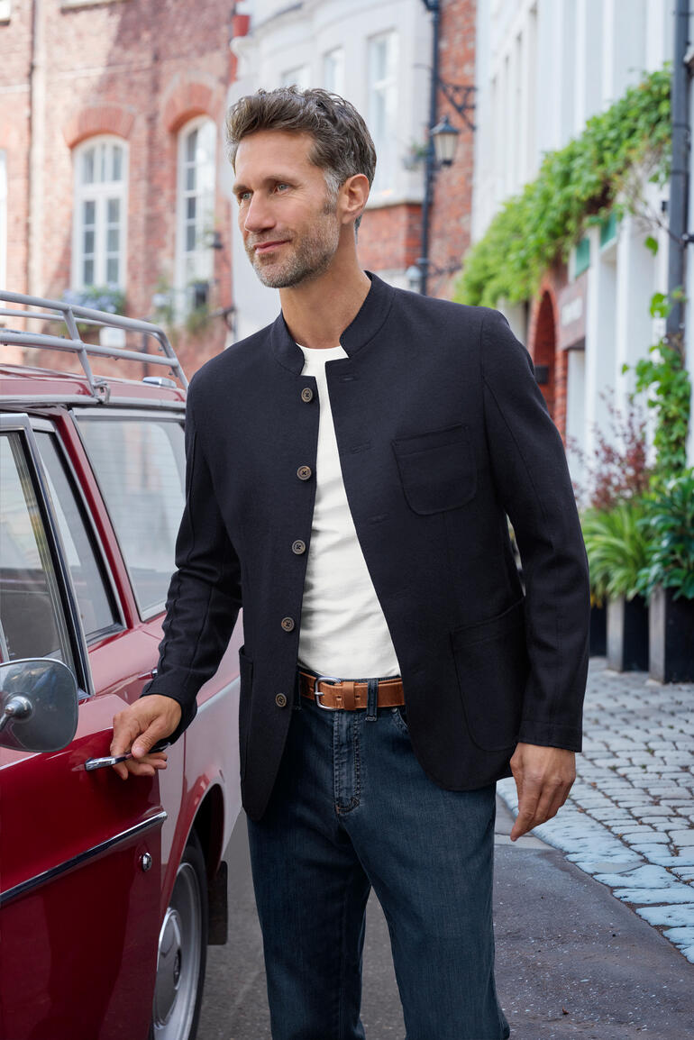 Veste Janker décontractée Lodenfrey Herren Casual-Janker in schwarz, getragen von Mann vor einem alten Gebäude.