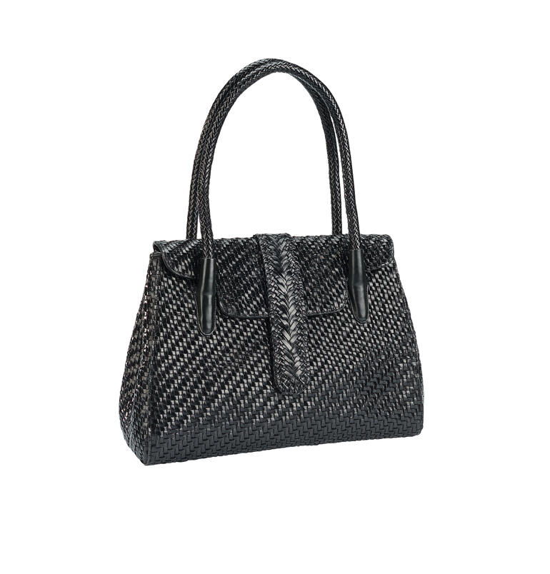 Allan K Flechtleder-Tote Bag in Schwarz, seitlich stehend.