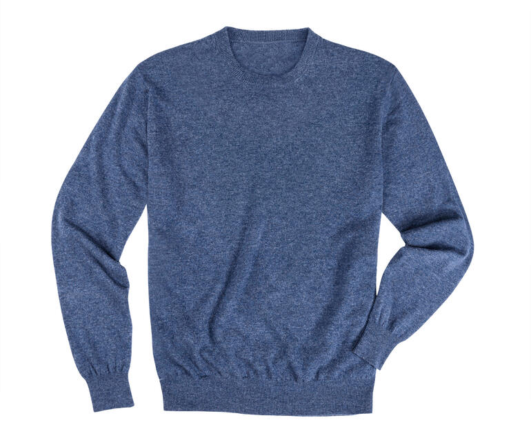 Einzelaufnahme eines blauen Pullovers auf weißem Hintergrund.