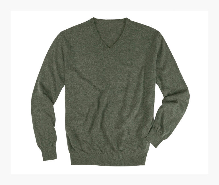 V-Ausschnitt Pullover in einem gedeckten Grünton auf weißem Hintergrund.