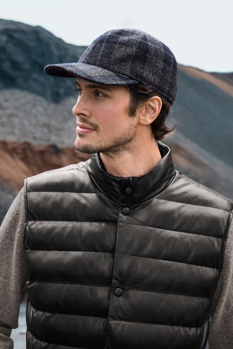 Gore-Tex®-Wollkappe Mann trägt eine Gore-Tex Wollkappe mit Kappe und Fliegermütze