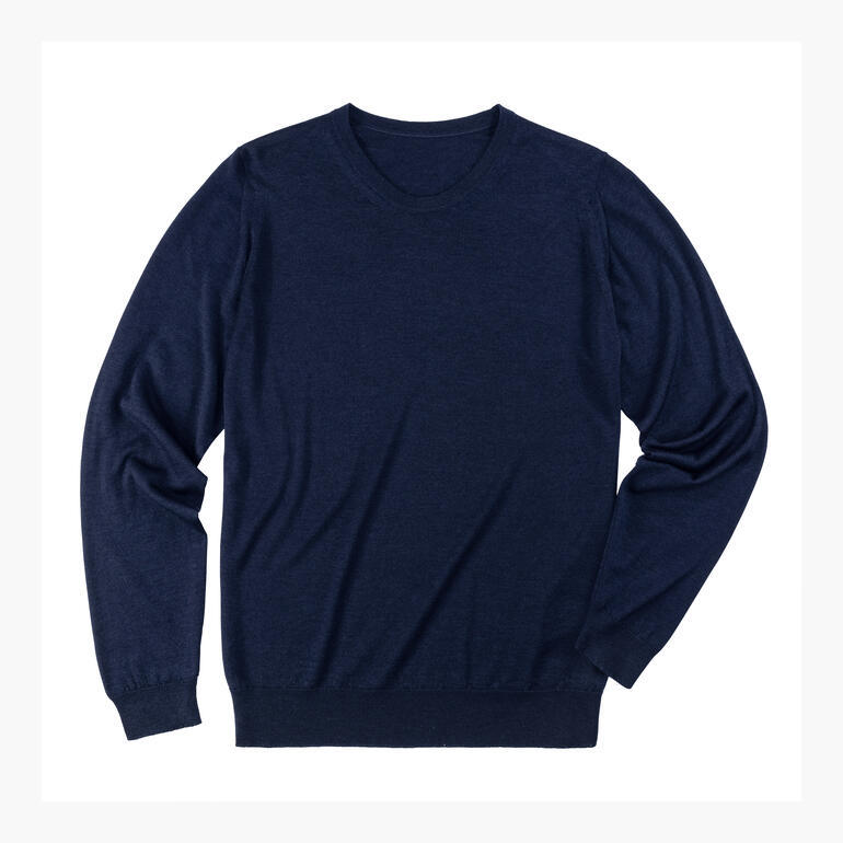 Navyfarbener John Smedley Luxus-Pullover auf weißem Hintergrund, flach liegend.