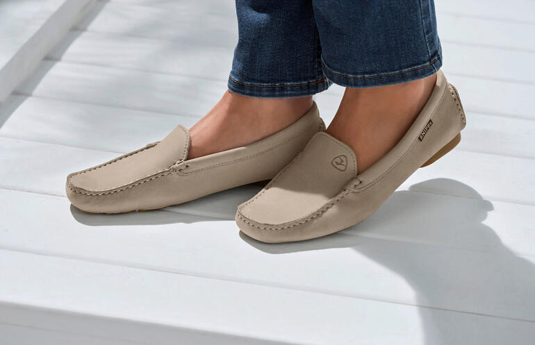 Beige Snipe®-Lederslipper, getragen von einer Frau.