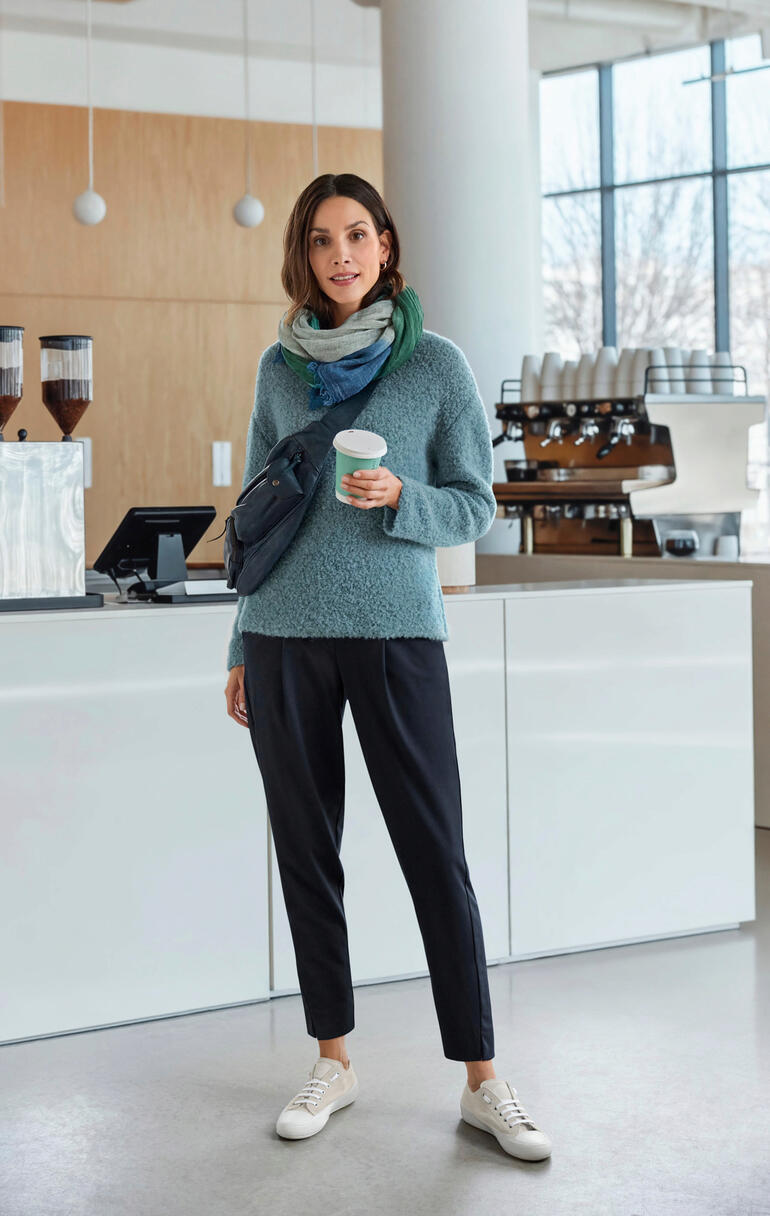 Anokhi Crossbody-Bag getragen mit braunem Pullover