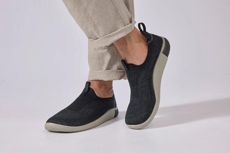 Anthrazit Schwarze KEEN® Strick-Sneaker im Stehen