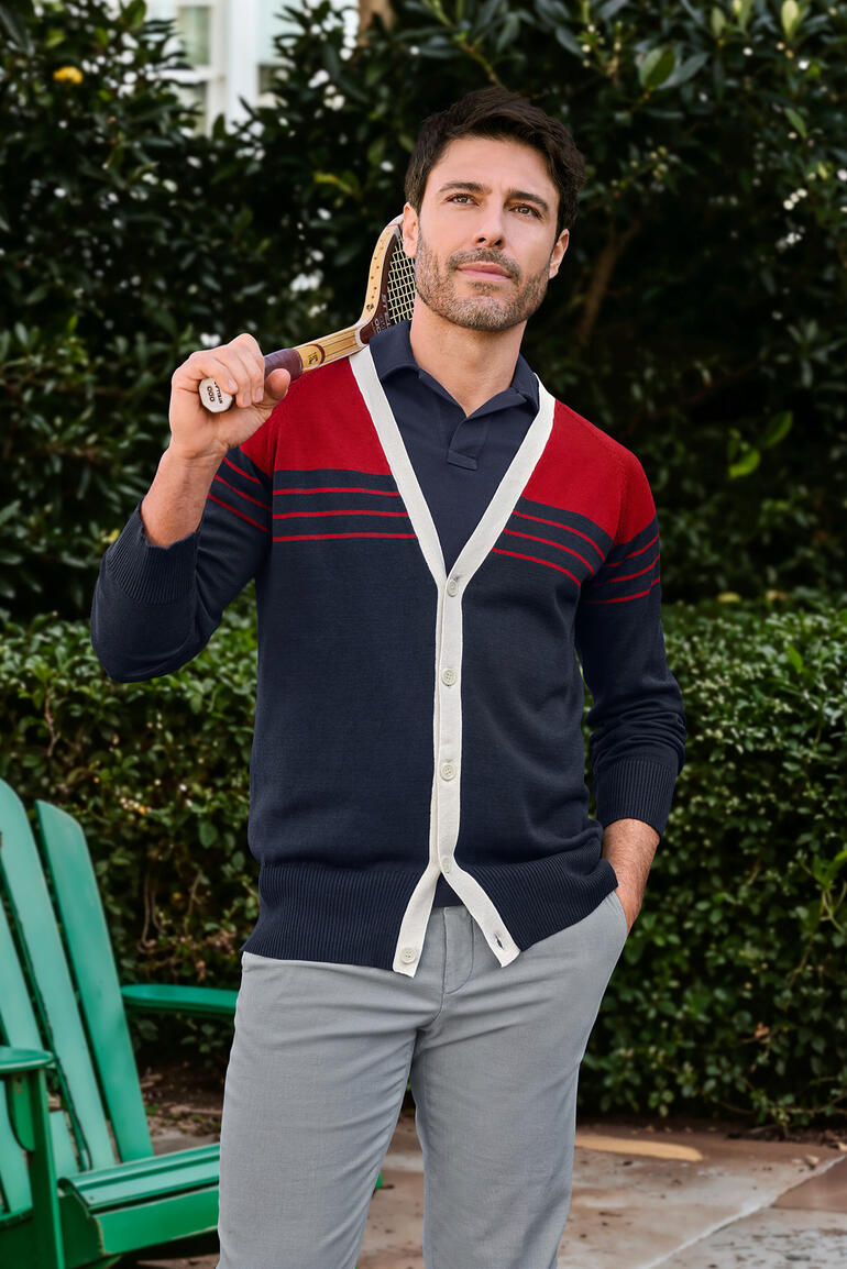 Junghans 1954 Maritimer Seiden-Cardigan Mann trägt einen maritimen Seiden-Cardigan mit roten und blauen Streifen