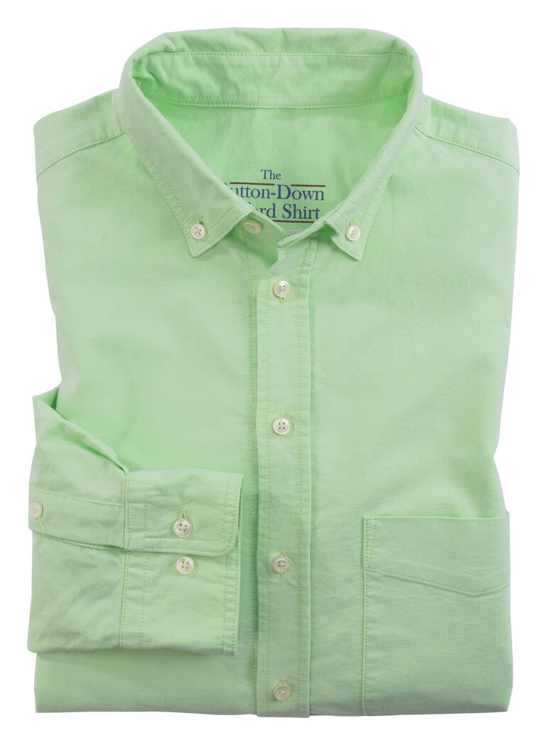 Lindgrünes, gebügeltes Button-Down-Shirt mit abgerundetem Kragen und einer Brusttasche.