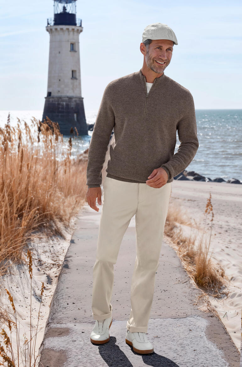 Junghans1954 Edel Basic Shirt für Herren, getragen von Mann am Strand mit Kapuze.