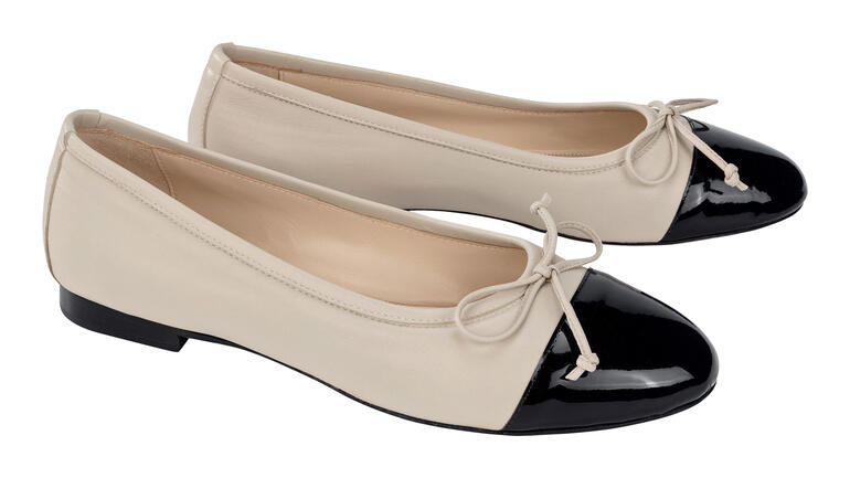 Mario Arpili Ballerinas in Beige mit schwarzer Spitze und Schleife.