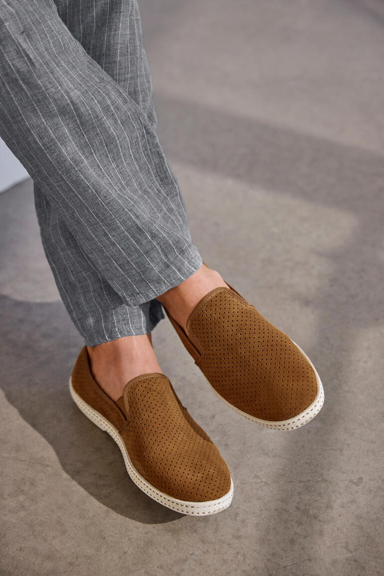 Cognac Bronzefarbene Lederslipper seitliche Ansicht