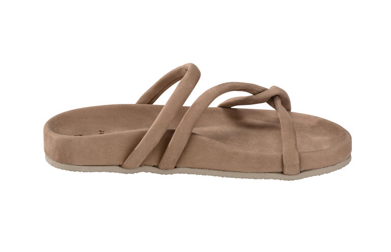 Seitenansicht der Komfort-Pantoletten in Caramelfarbe.