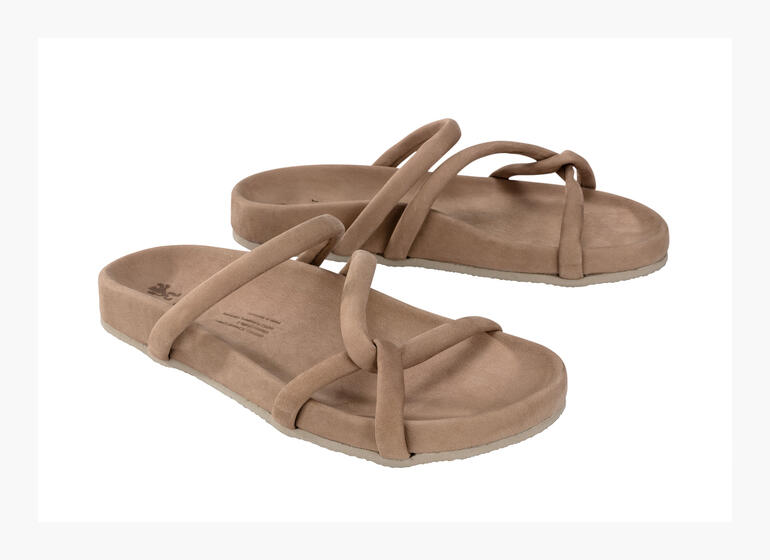 Zwei Komfort-Pantoletten in Caramelfarbe, auf weißem Hintergrund.