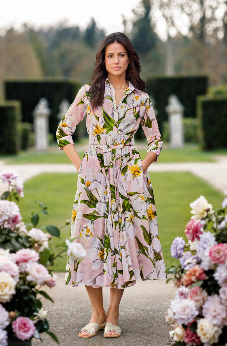 Samantha Sung Kleid Rosy Tulip Frau in Samantha Sung Kleid mit Blumenmustern in einem Garten