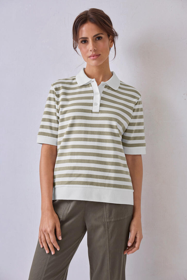 Beige Gestreiftes Boxy-Poloshirt in olivgrün und weiß, an einer modellierenden Frau präsentiert.