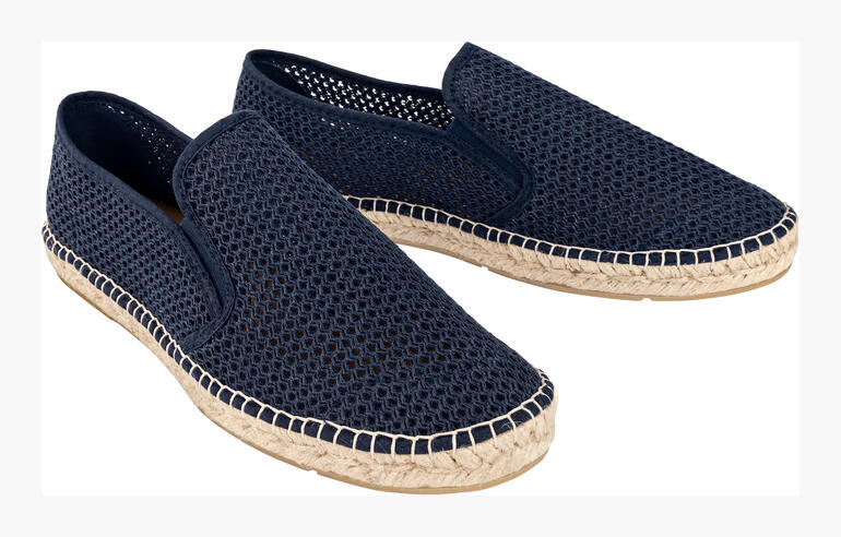 Dunkelblaue Sommer-Slipper aus Netzmaterial, paarweise.