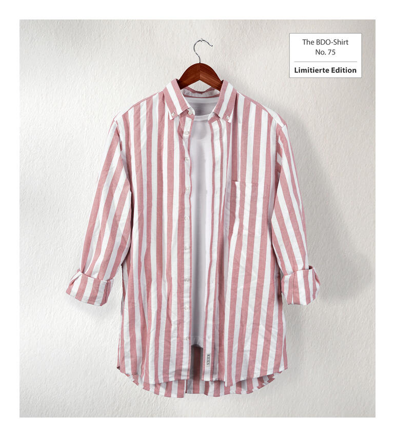 The BDO Shirt, Limited Edition No. 75 Gestreiftes Hemd in Rot und Weiß hängt an einem Kleiderbügel.