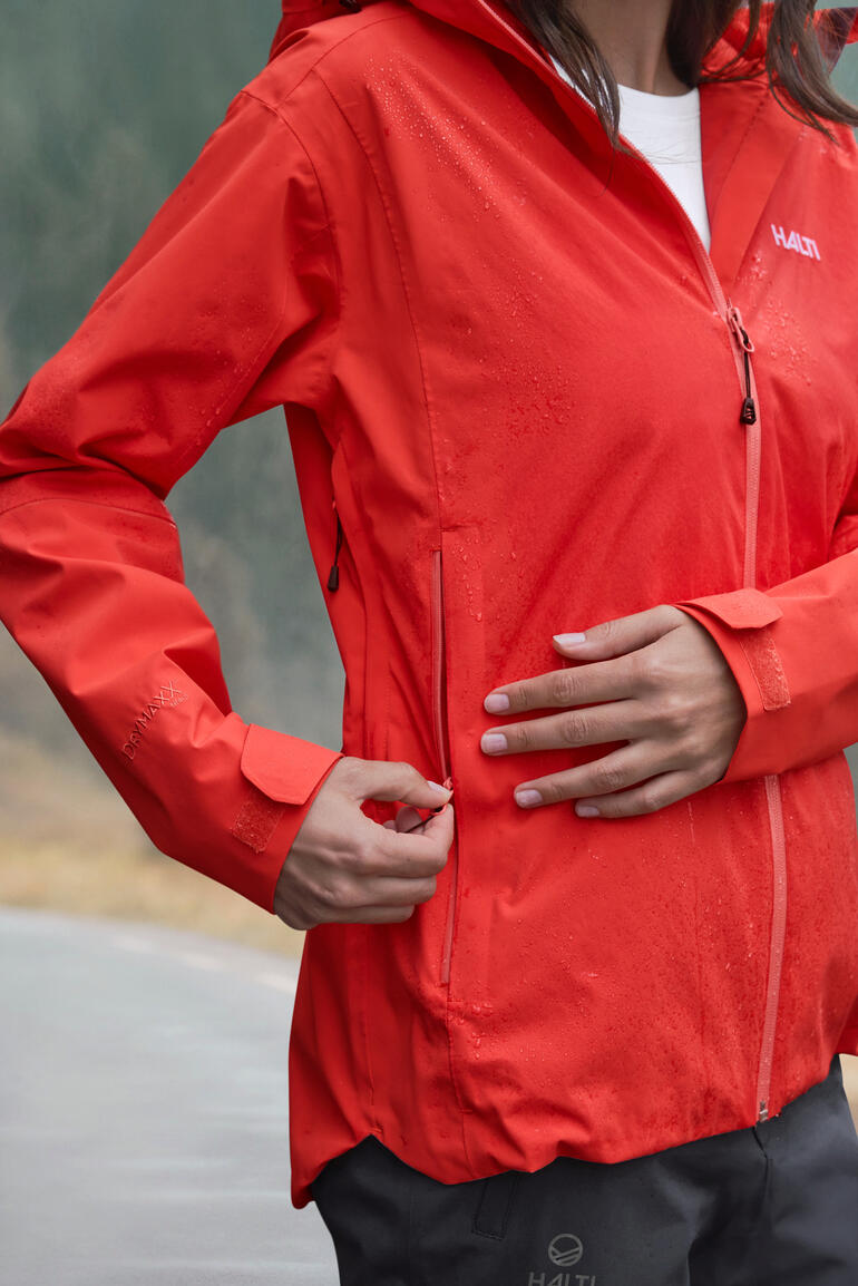 Detailansicht einer roten Hardshell-Jacke von Halti.