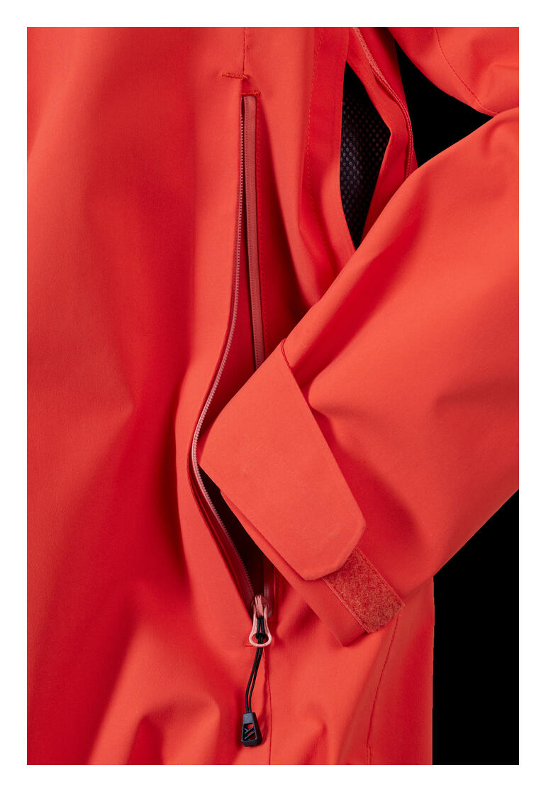 Rote Hardshell-Jacke mit Reißverschluss und Seitentasche.