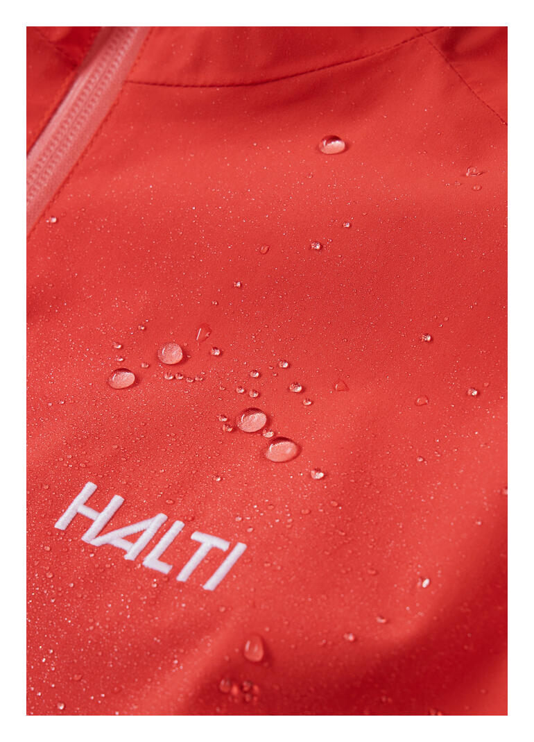 Tropfen auf der roten Halti Hardshell-Jacke.