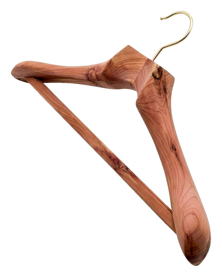 Zedernholzkleiderbügel mit goldfarbenem Haken.