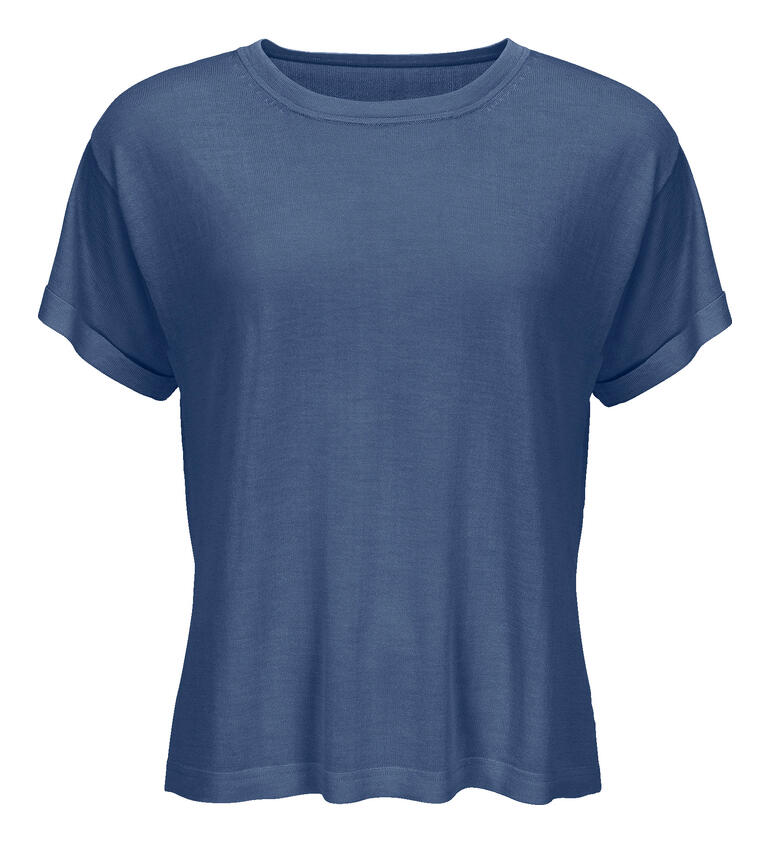 Fjordblaues Seiden-Crepe-Shirt, flach auf einem weißen Hintergrund.