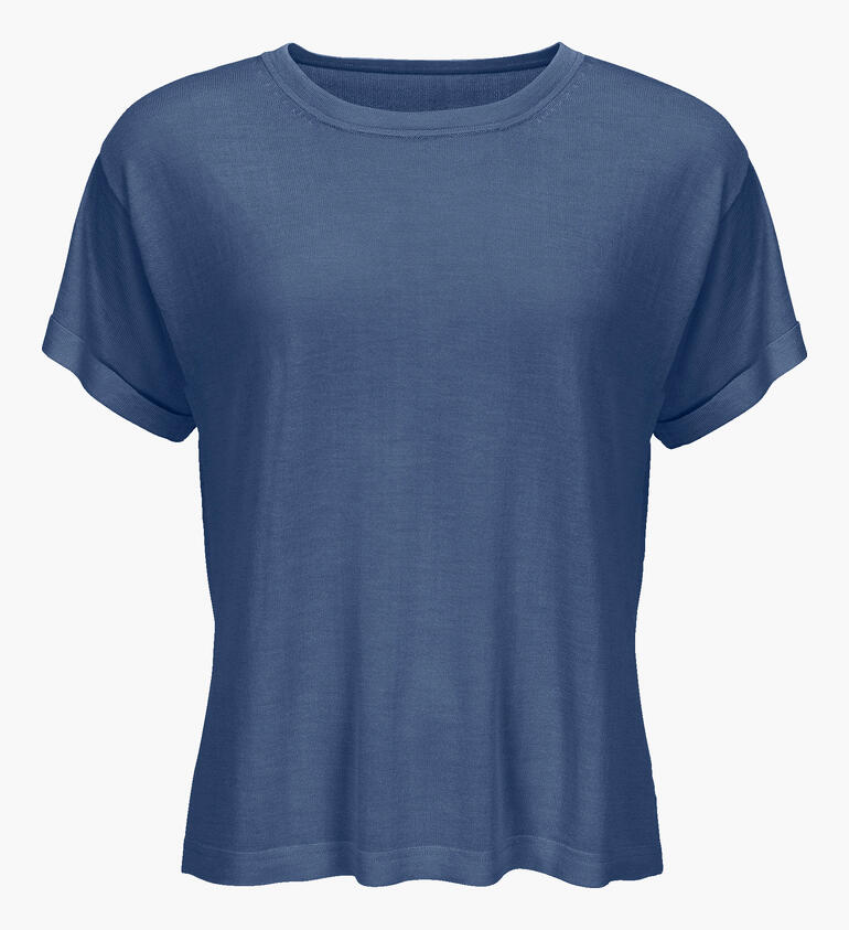 Fjordblaues Seiden-Crepe-Shirt, flach auf einem weißen Hintergrund.