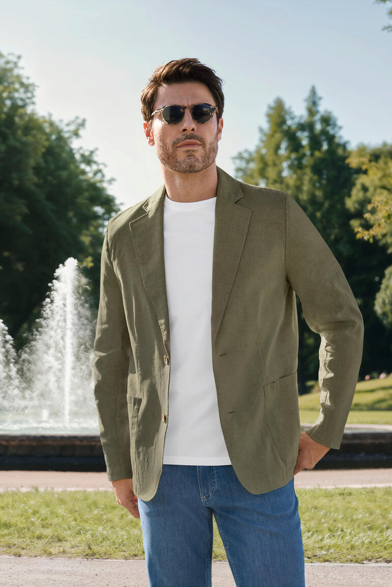Veste décontractée en chanvre Herren-Hanf-Sakko, in heller Umgebung präsentiert, mit einer entspannten Pose am See.