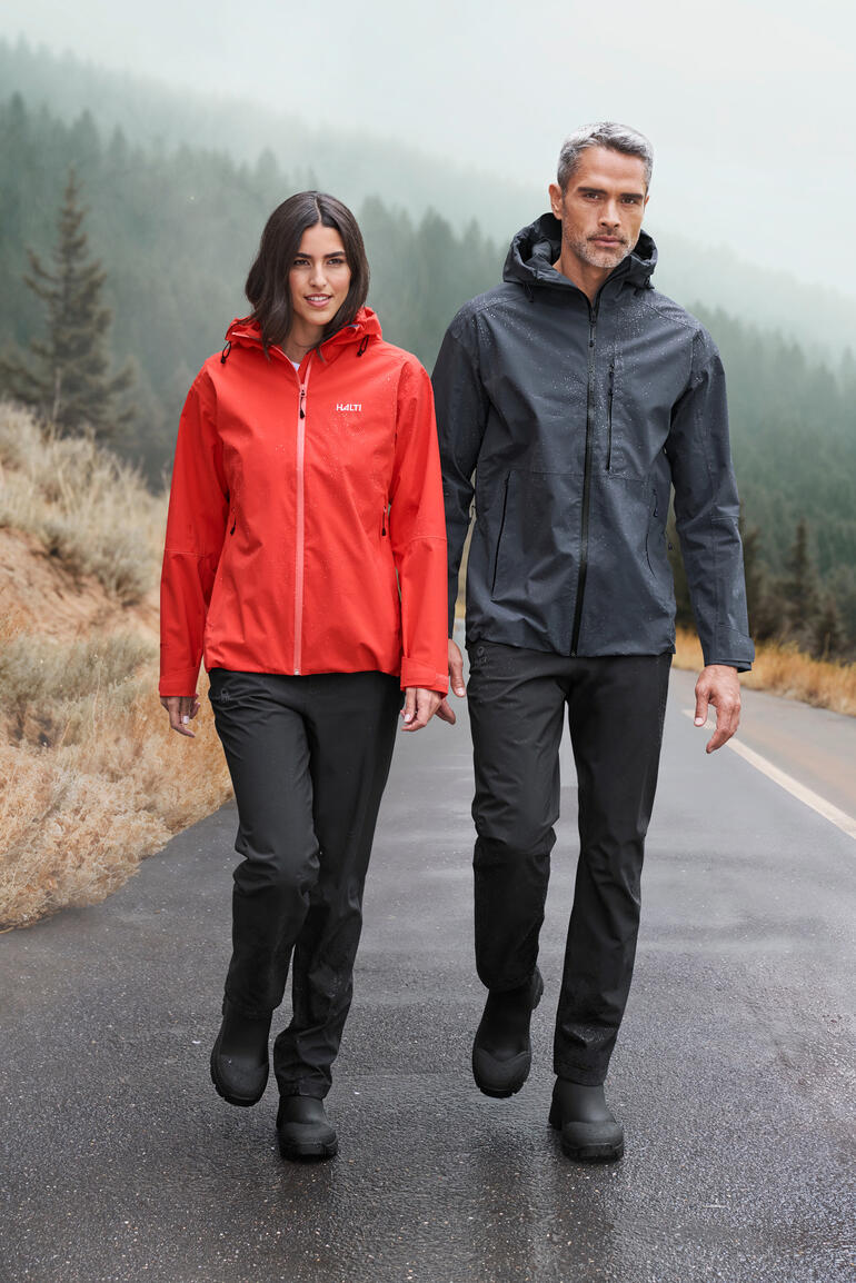 Halti Hardshell-Kollektion - Profi-Wetterschutz zum überraschend fairen Preis: Sturmfest. Alltagstauglich. Bezahlbar. Männer in wetterfester Jacke und Hose bei nebligem Wetter.