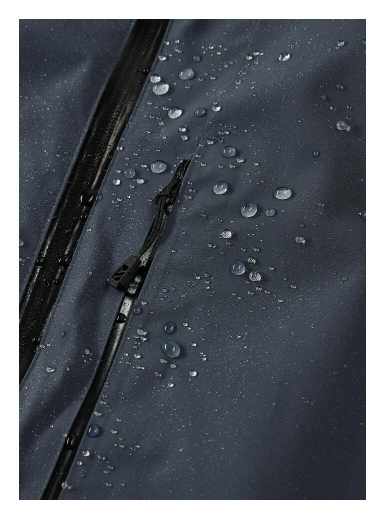 Nahaufnahme der schwarzen Hardshell-Jacke mit Wassertropfen.