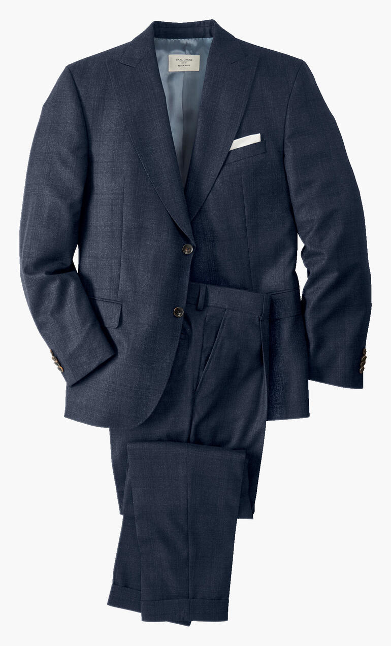 Dunkelblaues Sakko und Hose in einer gestapelten Anordnung auf weißem Hintergrund.