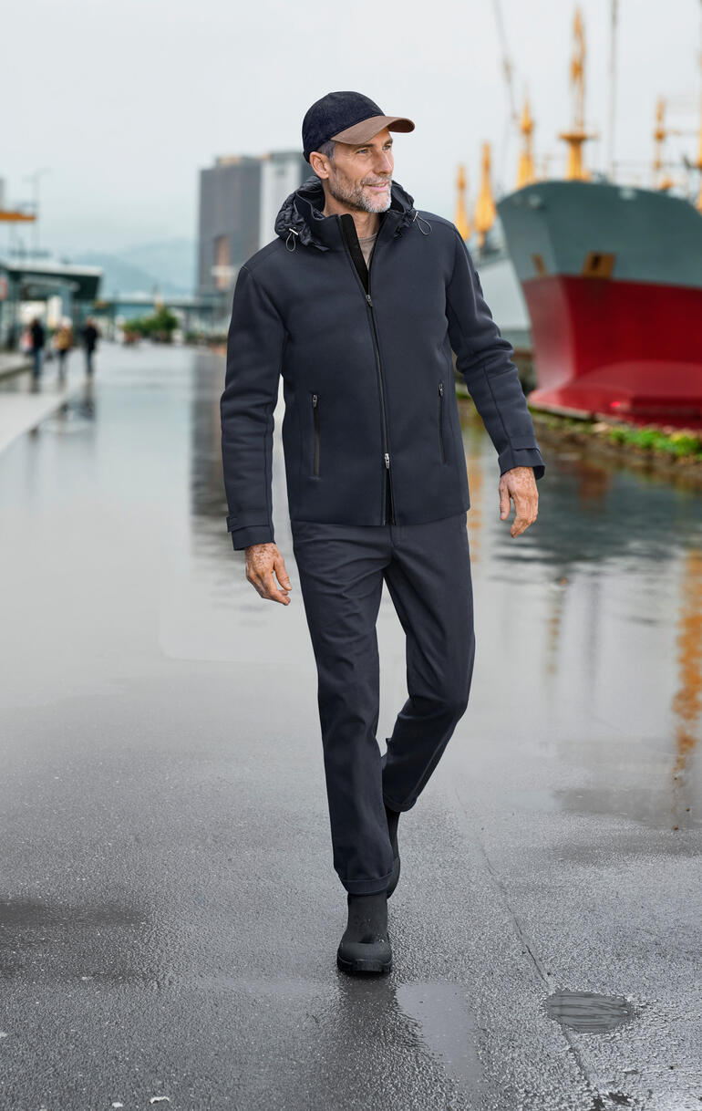 Neopren-Outdoorjacke in Größe 56, wasserabweisend.
