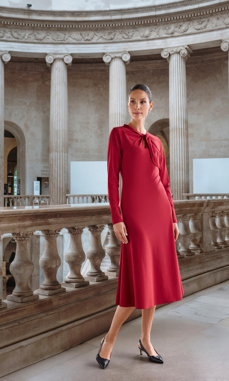 Rotes Easywear-Kleid mit einem eleganten Schnitt und Schleifen-Detail.