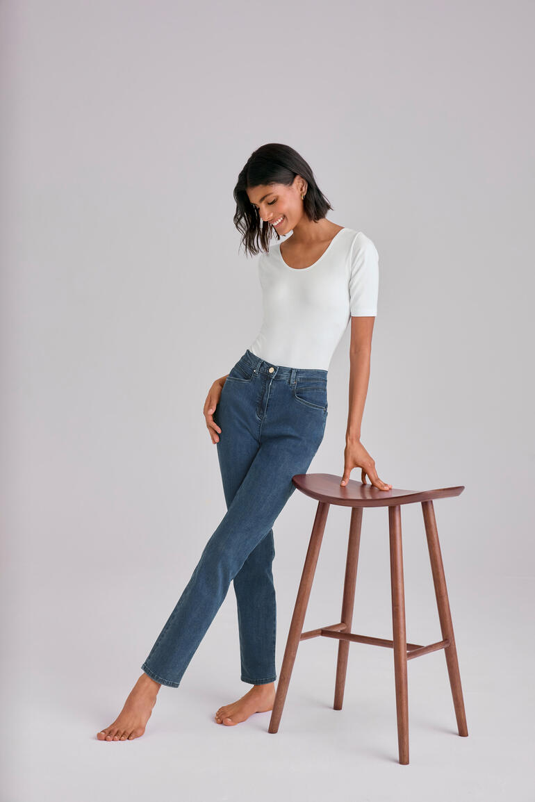Bleu R.b.Brax Beq.Pocket-Jeans in blau, lässig getragen von einer Frau in stehendem Pose.