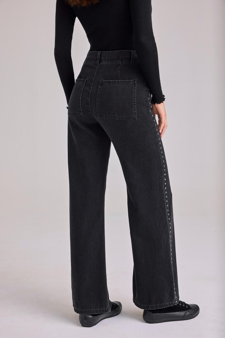 Frau trägt schwarze Wide-leg-Nietenjeans von Bella Dahl, Rückansicht