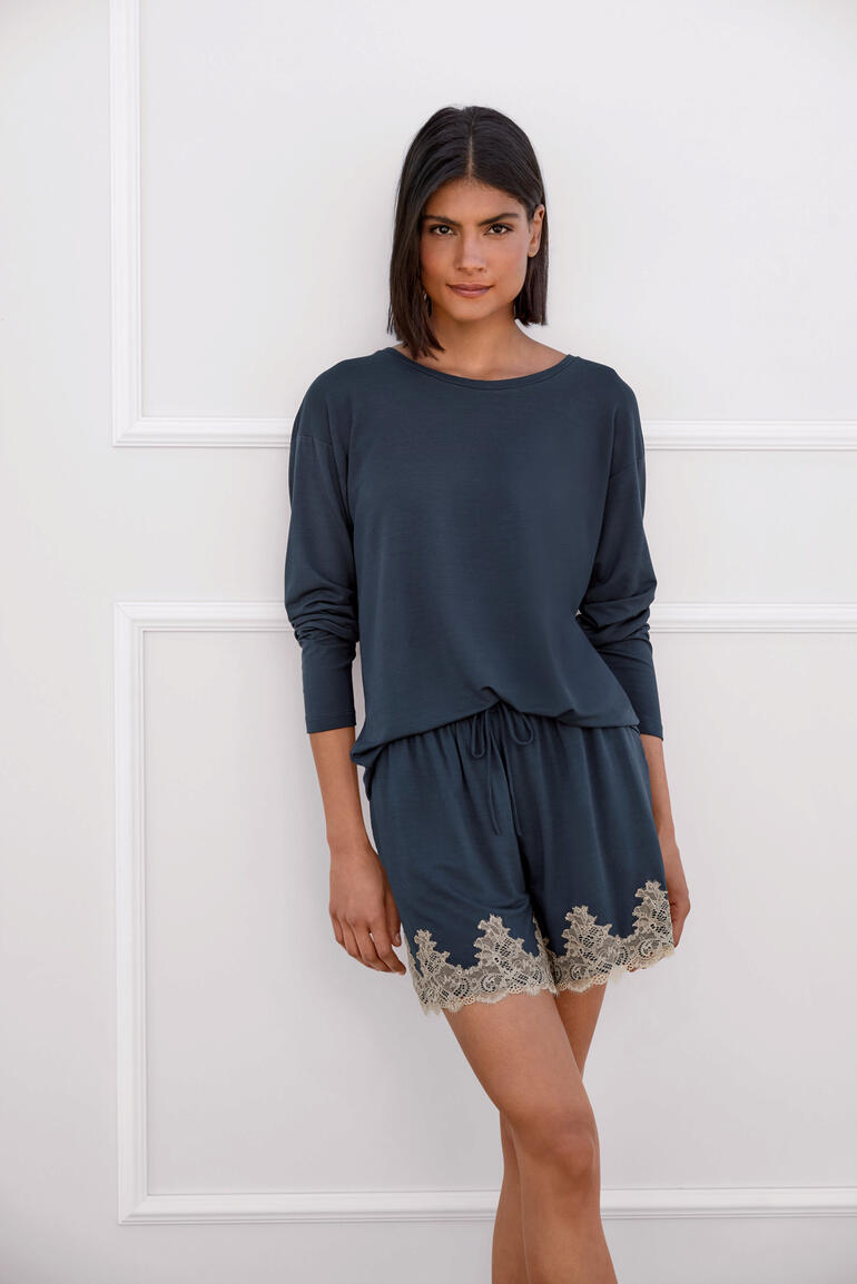 Dunkelblaues Kurz-Pyjama mit Spitze, lässiger Schnitt und eleganter Optik.