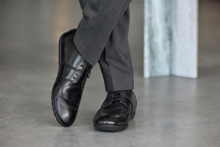 Chaussures d’affaires confortables Franz Gustav Franz Gustav Komfort-Business-Schuh in Schwarz, detailaufgenommen an einem Mann.