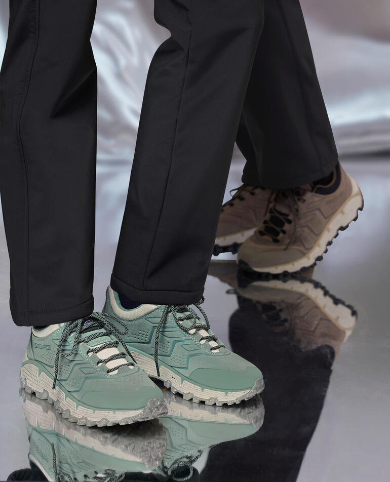 Zamberlan Sneaker in Mint, getragen von einer Frau mit sportlichem Outfit.